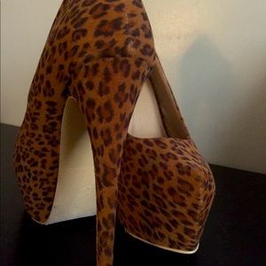 FRH | SIZE 9 | CHEETAH 4” PLATFORM HEELS
